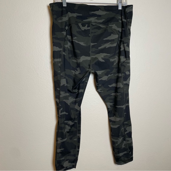 Athleta Ultimate Stash Pocket 7/8 Camo Tight Yoga Fitness Pant #531773 - Picture 2 of 5